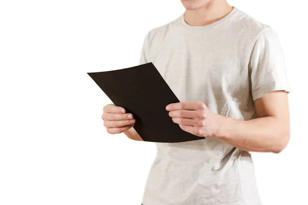 Ο άνθρωπος που κρατάει μαύρο χαρτί Α4. Διαβάστε το βιβλιάριο. Φυλλάδιο παρουσίασης. — Φωτογραφία Αρχείου
