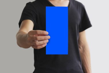 Adam gösteren boş mavi el ilanı broşür kitapçık. Broşür presentat