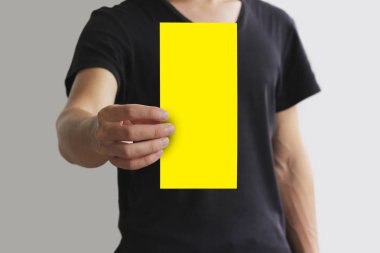 Adam gösteren boş sarı el ilanı broşür kitapçık. Broşür mevcut