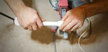 Tesisatçı kaynak iki adet beyaz polipropilen borular