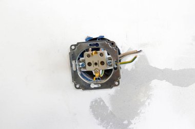 Kırık sökülmesi elektrikçi elektrik prizine duvar. Beyaz co