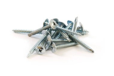 Beyaz arka plan üzerinde metal vida seti