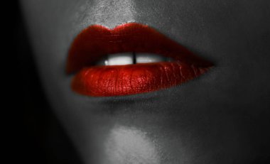 Güzellik kırmızı dudaklar siyah deri