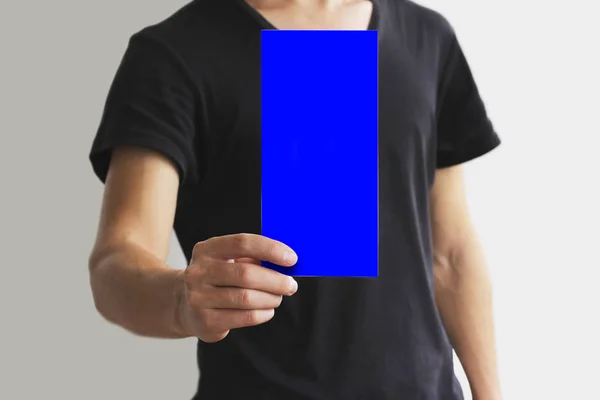 Man showing blank blue flyer brochure booklet. Leaflet presentat — Stock Photo, Image