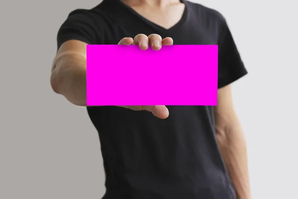 Hombre mostrando folleto de folleto de folleto rosa en blanco. Folleto presentado en —  Fotos de Stock