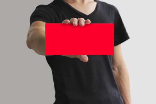 Hombre mostrando folleto de folleto rojo en blanco. Folleto presentati — Foto de Stock