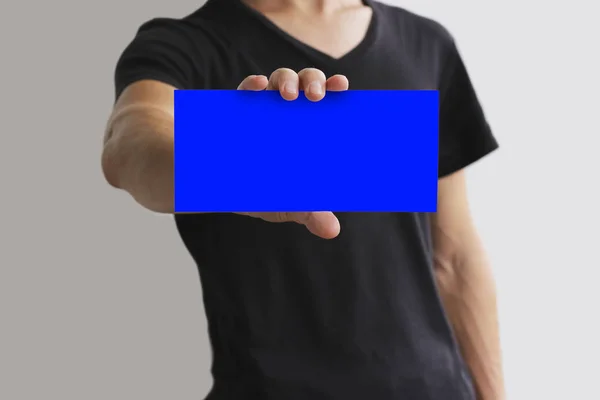 Ο άνθρωπος δείχνει κενό μπλε Φέιγ βολάν φυλλάδιο φυλλαδίου. Φυλλάδιο παρουσίαση της πρότασης — Φωτογραφία Αρχείου