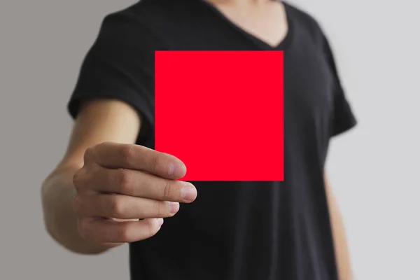 Homem mostrando livreto de folheto quadrado vermelho em branco. Folheto informativo — Fotografia de Stock