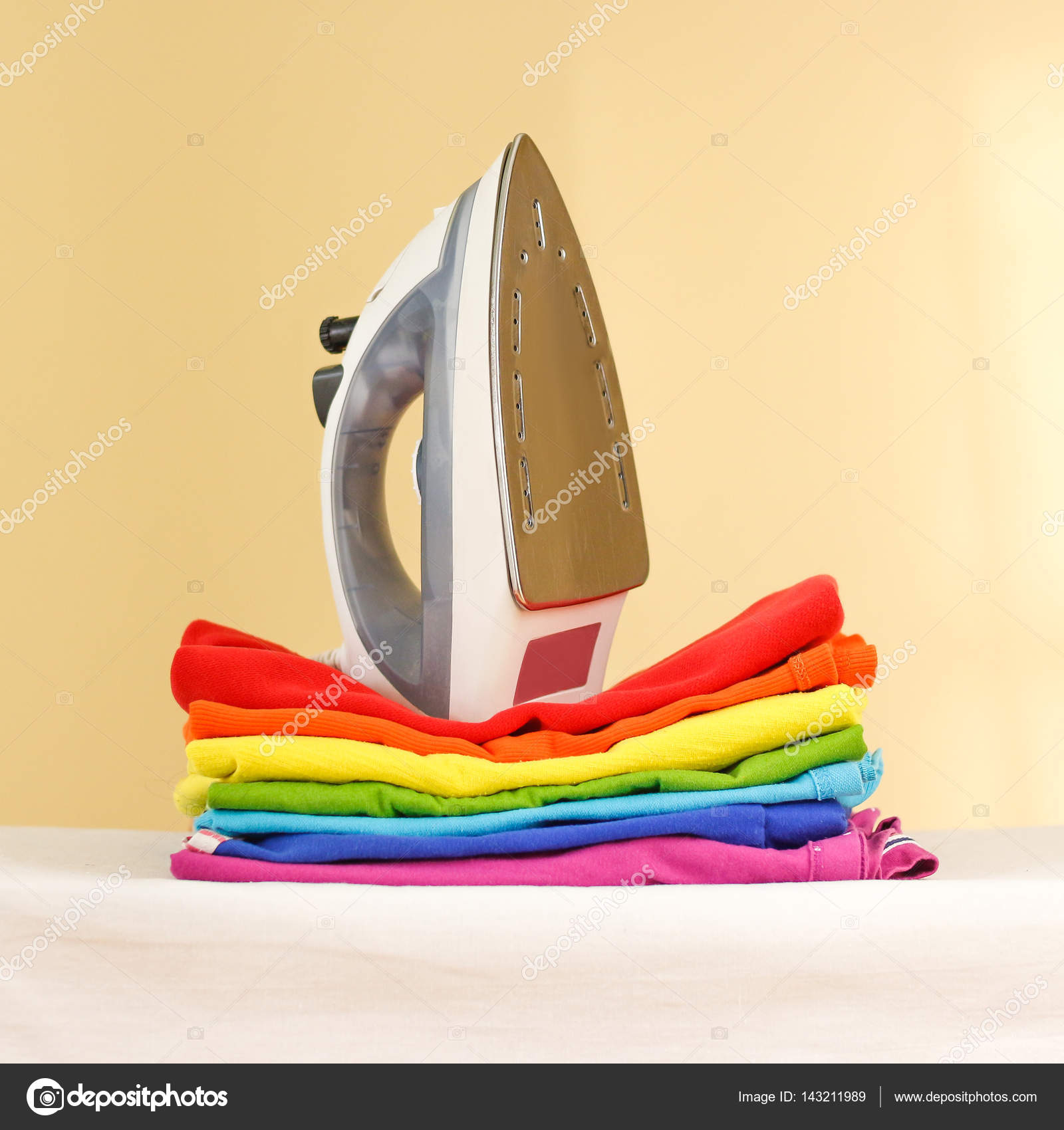 Peuplements De Fer Avec Les Piles De Linge Repassé De