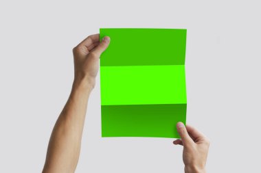 Boş broşür kitapçık elinde tutan el. Broşür mevcut