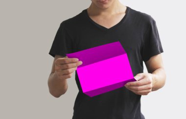 Adam boş pembe el ilanı broşür kitapçık okuma. Broşür presentat