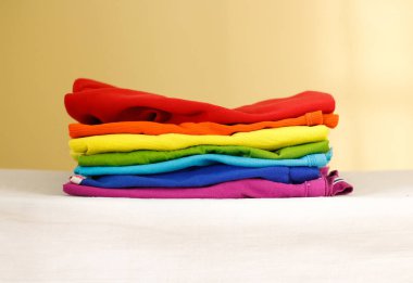 Ütülü renkli çamaşır yığını. Elbise yığını. Ütü kavramı.