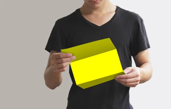 Człowiek, czytanie puste żółta Ulotka broszura broszury. Ulotka obecny — Zdjęcie stockowe