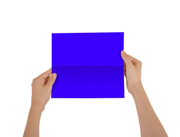 Kezében tartja üres kék brosúra-tájékoztató füzet a kezében. Szórólap-p — Stock Fotó