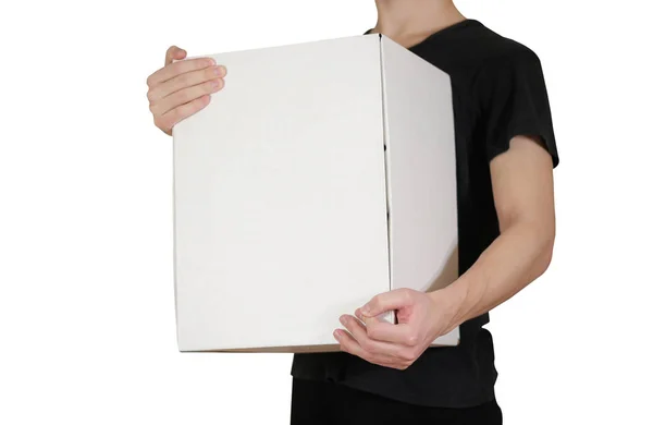 Чоловік у чорній сорочці тримає велику білу коробку. Переносить — стокове фото