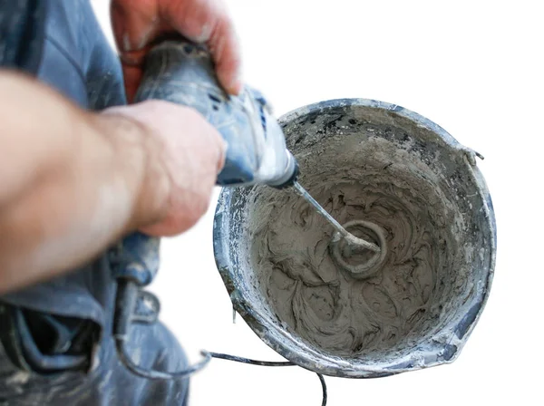 Trabalhador misturando gesso com uma broca em um balde. Isolados à socapa — Fotografia de Stock