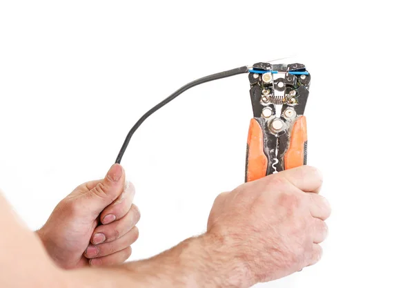 Handen reinigt elektricien draad tangen speciaal gereedschap. Geïsoleerd op w — Stockfoto