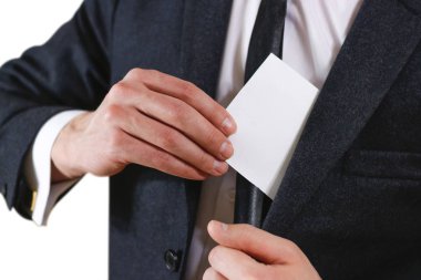 Takım elbise cep closeup kağıt koymak iş adamı. Boş gösterilen 