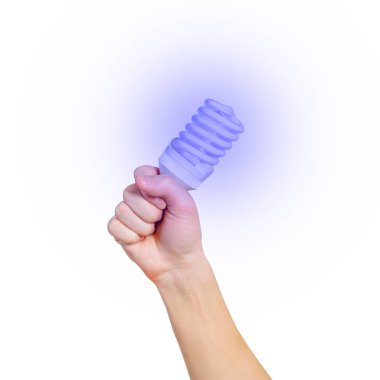 Enerji tasarruflu lamba tutan adamın el closeup. Parlak renkte yanıyor