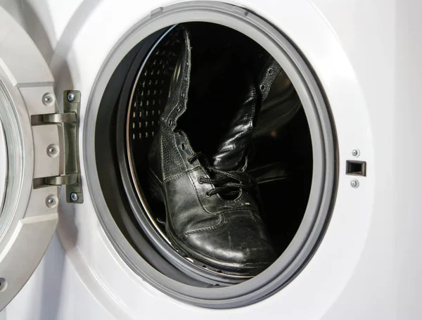 Черные кожаные сапоги в стиральной машине . — стоковое фото