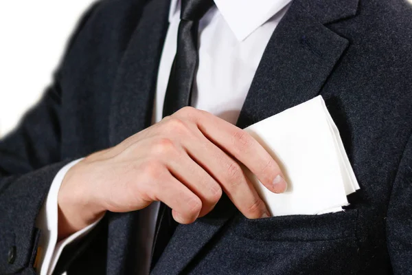 Detailní záběr ruky vloží bílý kapesník v kapse jeho bla — Stock fotografie