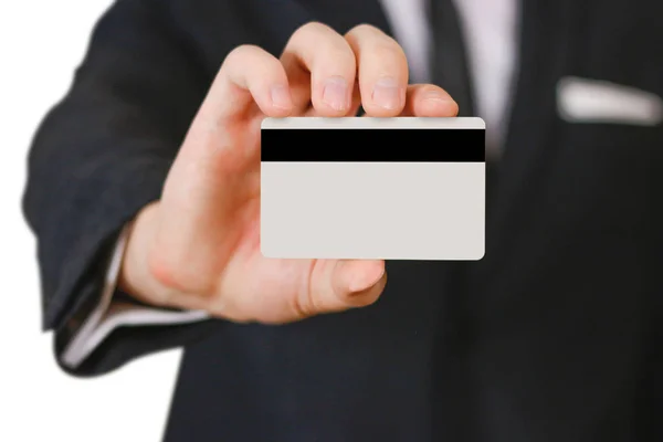 Geschäftsleute, die Ihnen Kreditkarten anbieten. Hand in Hand — Stockfoto