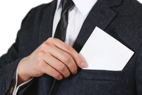 Podnikatel, uvedení papíru v detailním kapsy obleku. Zobrazeno prázdné — Stock fotografie