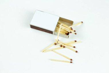 Closeup açık beyaz kutu kibrit. Dağınık maçlar. Isola
