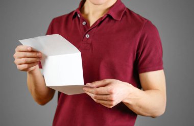 Adam boş beyaz el ilanı broşür okuma. Okuyun kitapçığın ayrıntılı. L