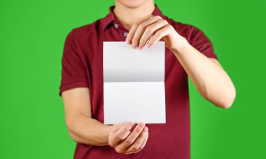 Adam gösteren boş beyaz el ilanı broşür kitapçık. Broşür presenta