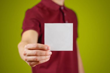 Adam gösteren boş beyaz kare el ilanı broşür kitapçık. Broşür p