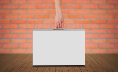 El bir kolu ile beyaz bir kutu tutar. Laptop için ambalaj kutusu. Olduğunu