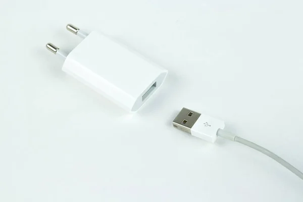 Close-up van een witte lader en witte USB-kabel. Geïsoleerd op een wh — Stockfoto