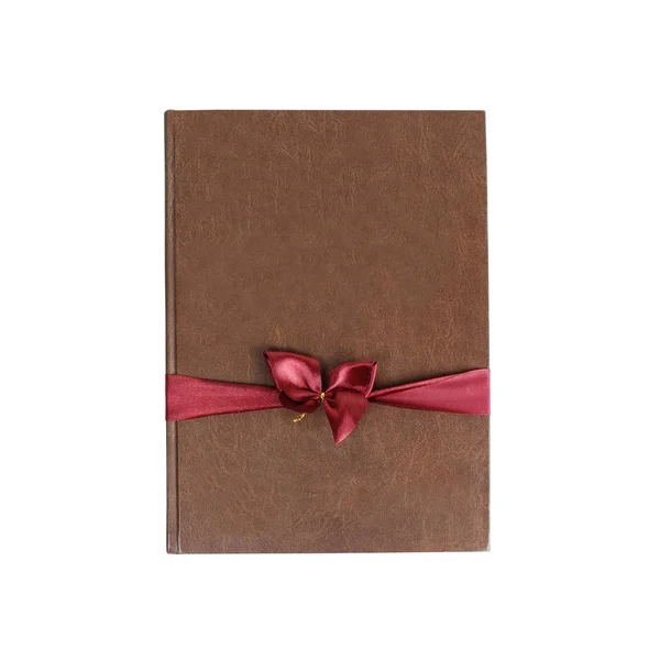 Regalo de libro marrón. Con cinta roja y lazo. Aislado sobre una ba blanca — Foto de Stock