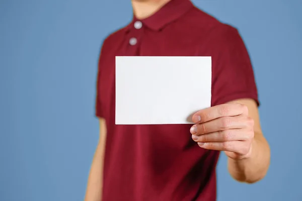 Чоловік показує чисту брошуру про білих флаєрів. Листівка презентація — стокове фото