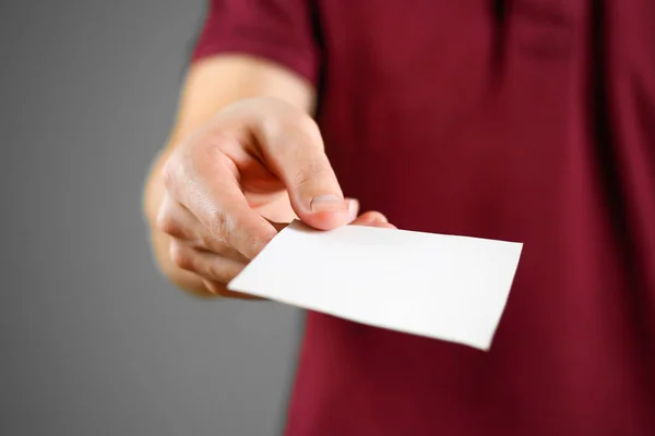 Hombre mostrando folleto blanco blanco volante cuadrado folleto. Prospecto p — Foto de Stock