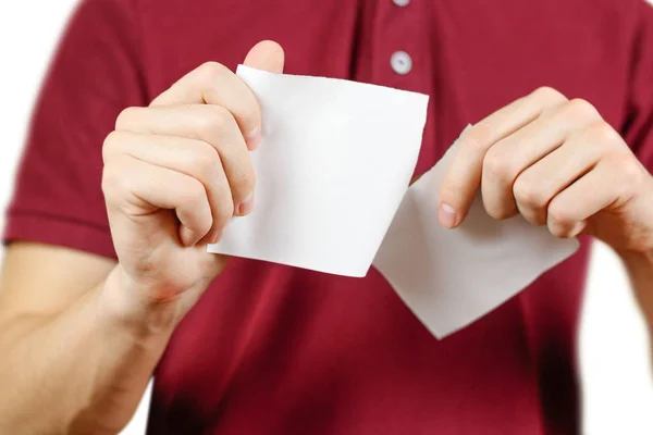 Hombre rasgando un pedazo de papel en un folleto de folleto blanco medio en blanco — Foto de Stock