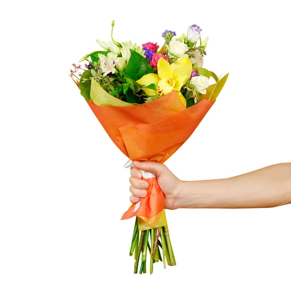 Mão segurando um belo buquê de flores diferentes. Isolados — Fotografia de Stock