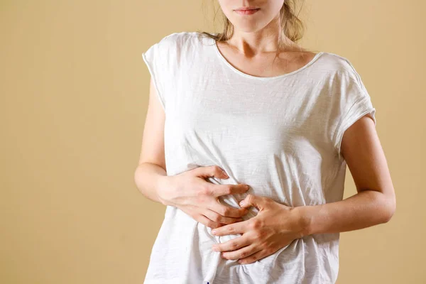 Hermosa mujer con camiseta blanca que tiene su período. Morena gir — Foto de Stock