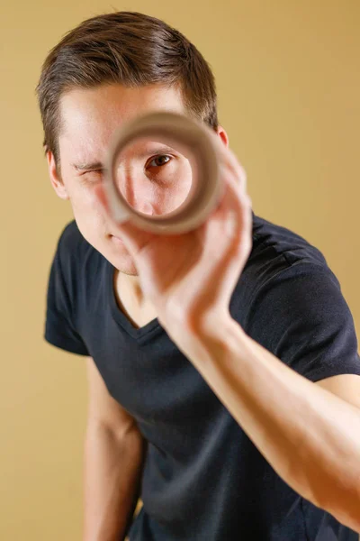 Hombre usando un tubo de papel como binocular . —  Fotos de Stock