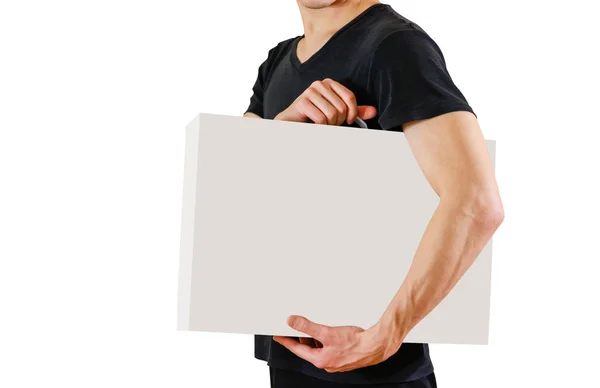 El hombre con una camisa negra sostiene una caja blanca con un mango. Embalaje bo —  Fotos de Stock