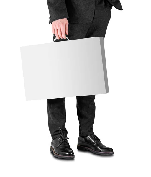 İş adamı siyah bir takım elbise ve ayakkabı ile beyaz bir kutu tutan bir — Stok fotoğraf
