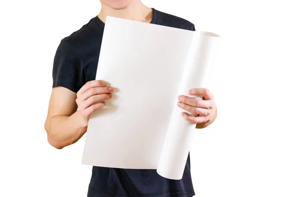 Chlap drží ve svých rukou spletené do papíru. Otevře balíček — Stock fotografie