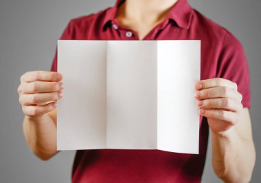 Adam gösteren boş beyaz el ilanı broşür kitapçık. Broşür presenta