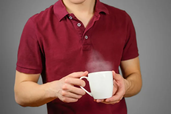 El hombre de la camisa roja muestra una taza blanca y limpia. Copa para su d —  Fotos de Stock