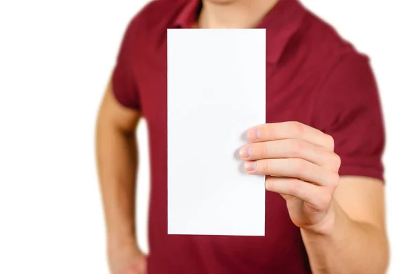 Mann zeigt leeres weißes Flyer-Broschüre. Faltblatt presenta — Stockfoto