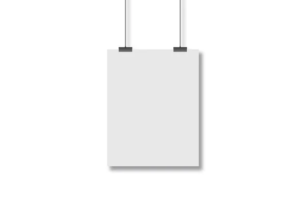 Leere weiße Seite, die an den beiden Wäscheklammern mit einer Schnur hängt. i — Stockfoto
