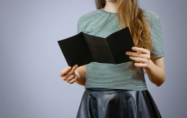 Panelli boş siyah afiş kağıt gösterilen kadın. Broşür presentat