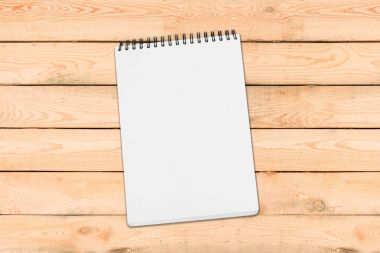 Boş beyaz spiral bağlı kağıt çizim yastık ile gölge izole 