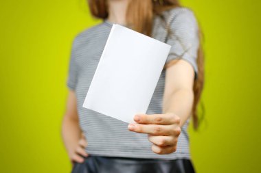 Boş beyaz el ilanı kağıt gösterilen kadın. Broşür sunumu. Pam